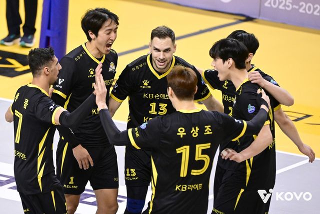 득점 후 기뻐하는 KB손해보험 선수들