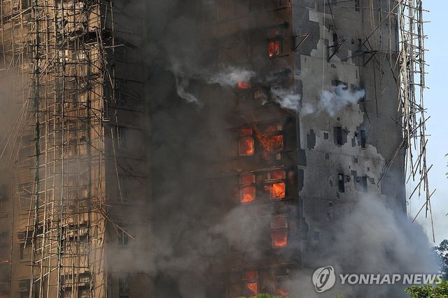 건물 안으로 거센 불길이 보이는 홍콩 아파트