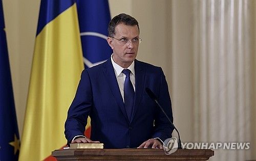 허위 학력 의혹으로 사퇴한 모스테아누 루마니아 국방장관 [EPA 연합뉴스 자료사진. 재판매 및 DB 금지] 