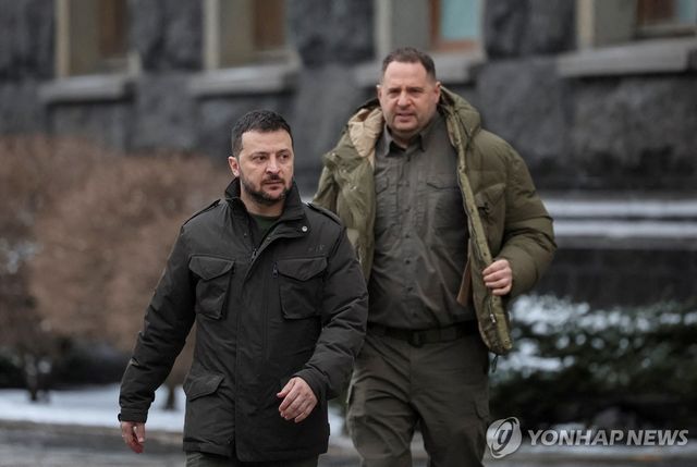 볼로디미르 젤렌스키와 함께 우크라이나 전시체제를 이끌어온 안드리 예르마크 대통령 비서실장
