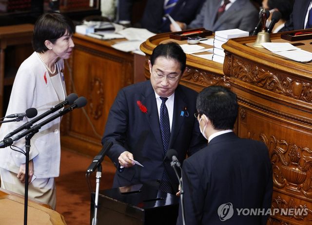 기시다 전 일본 총리(가운데)와 다카이치 총리(왼쪽)