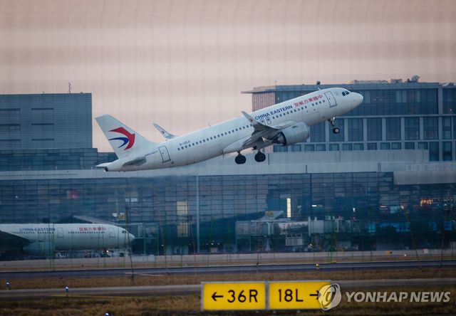 중국 상하이 훙차오공항에서 이륙하는 항공기
