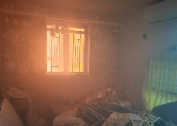 홍콩 화재 생존자가 집 안에서 촬영한 창밖 화염