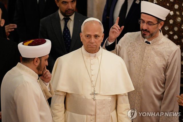 블루 모스크 방문한 레오 14세 교황