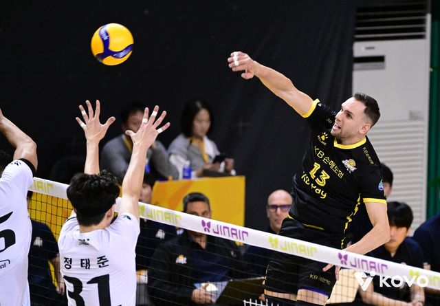 공격하는 KB손해보험의 비예나(오른쪽)