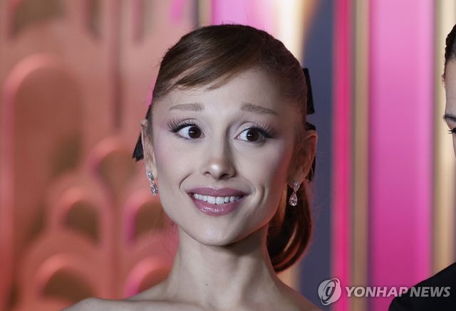 지난 17일 뉴욕에서 열린 '위키드: 포 굿' 시사회 참석한 아리아나 그란데