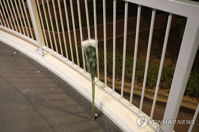 홍콩 아파트 화재 피해자 추모하는 하얀 꽃