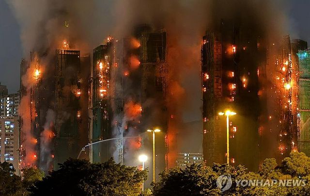 불에 타고 있는 홍콩 아파트