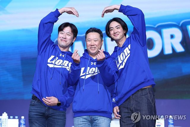 포즈 취하는 삼성