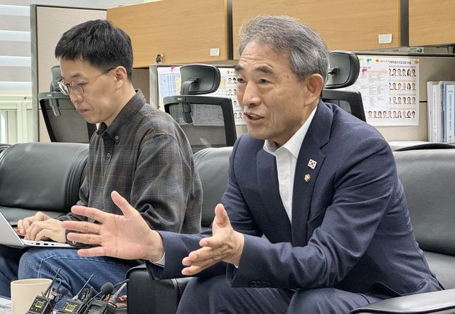 기자간담회 발언하는 윤준병 민주당 전북특별자치도당위원장 당선인