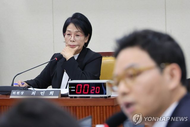 사퇴 요구 발언 듣는 최민희 위원장