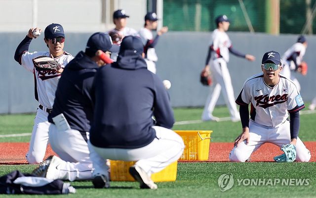 훈련하는 송성문과 김영웅