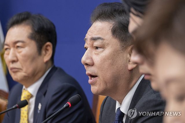 최고위원회의 발언하는 김병기 원내대표