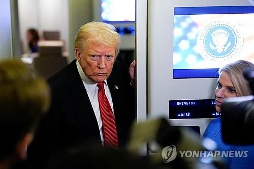 기내 회견하는 트럼프 