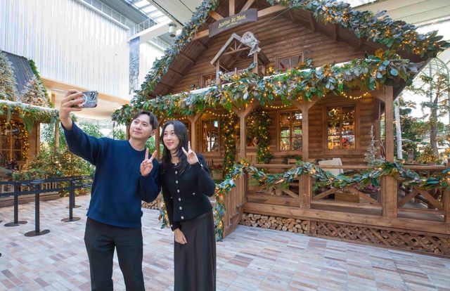 더현대 서울에서 사진을 찍는 모습