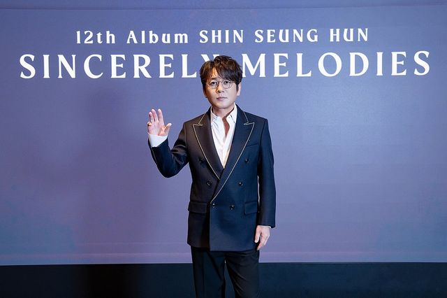 포즈 취하는 '발라드의 황제' 신승훈