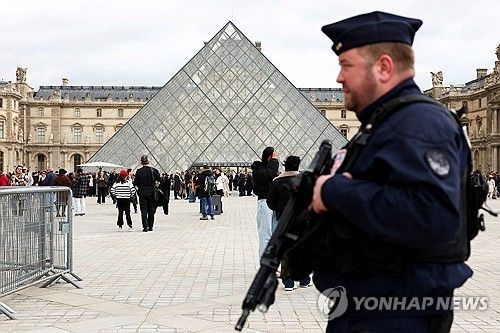 루브르 박물관 경계서는 경찰