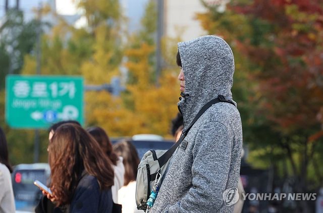 3일 오전 서울 시내 거리에서 시민들이 발걸음을 재촉하고 있다. [연합뉴스 자료사진]