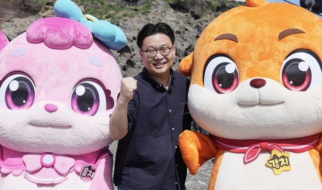 독도에서 '강치 아일랜드'에 등장하는 캐릭터와 포즈를 취한 서경덕 교수