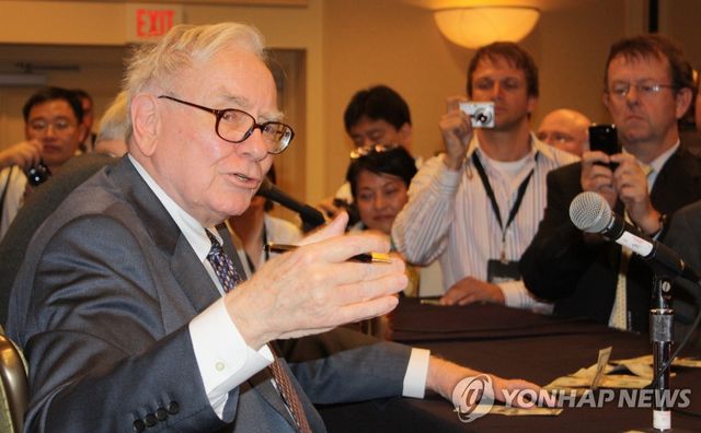 2009년 버크셔 주총에서 기자회견하는 워런 버핏