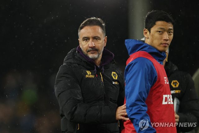 울버햄프턴 황희찬(오른쪽)과 비토르 페레이라 감독.
