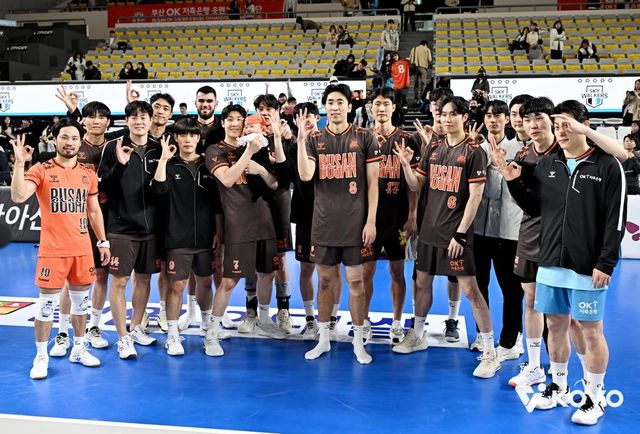첫 부산 홈 경기 앞둔 OK저축은행 선수단