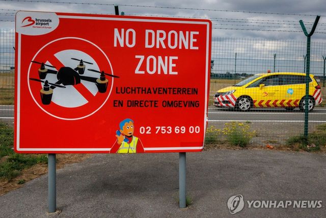 벨기에 브뤼셀 공항에 붙은 '드론 비행 금지 구역' 표지판