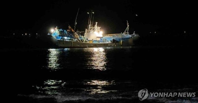 제주 협재포구 인근 해상에 좌초된 어선