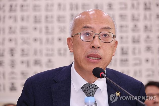 답변하는 조원철 법제처장