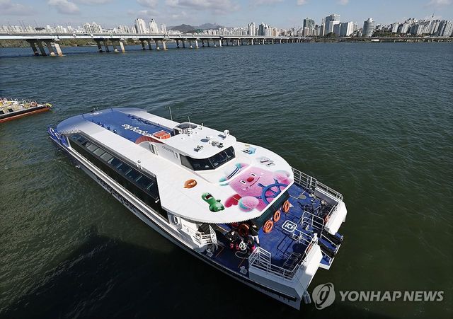 한강버스 정식운항 재개 첫날 3천여명 탑승…'매진' 사례도