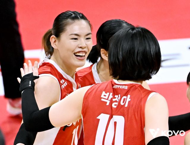 득점 후 기뻐하는 페퍼저축은행의 시마무라(왼쪽)