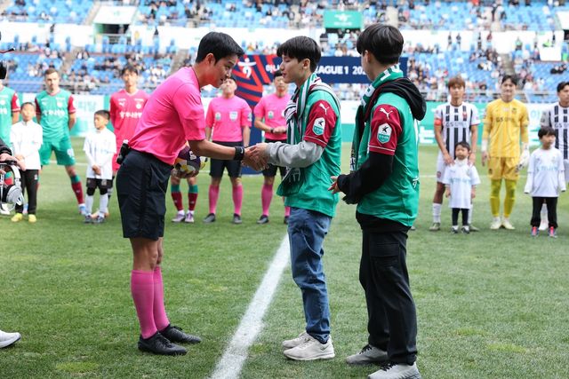 1일 대전-서울 경기가 열린 대전월드컵경기장에 초청된 시각장애인 축구팬 한종민 군(가운데)과 쌍둥이 동생 한종서 군(오른쪽).[한국프로축구연맹 제공/ 재판매 및 DB 금지]