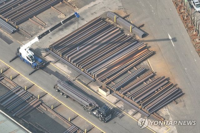 인천 한 제철 공장에 쌓여있는 철근들