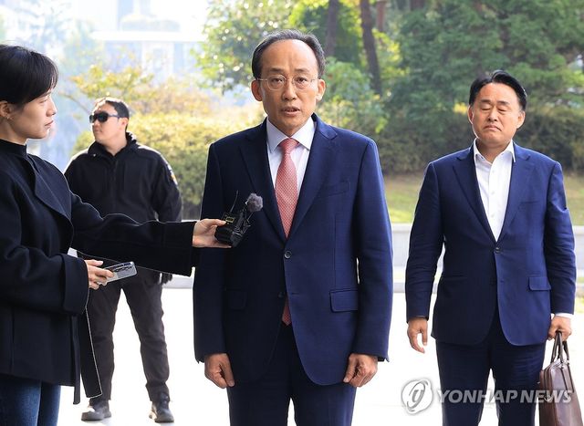 질문에 답하는 추경호 전 원내대표