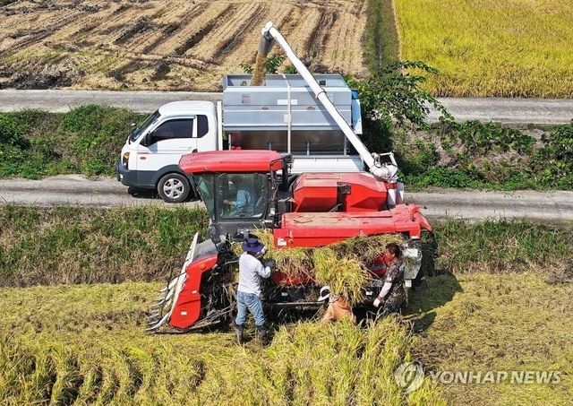 추수하는 농민들
