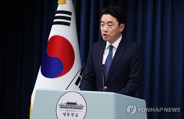 브리핑하는 강훈식 비서실장