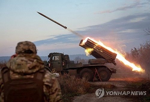 도네츠크주 전선에서 러시아군 향해 다연장 로켓을 쏘고 있다.