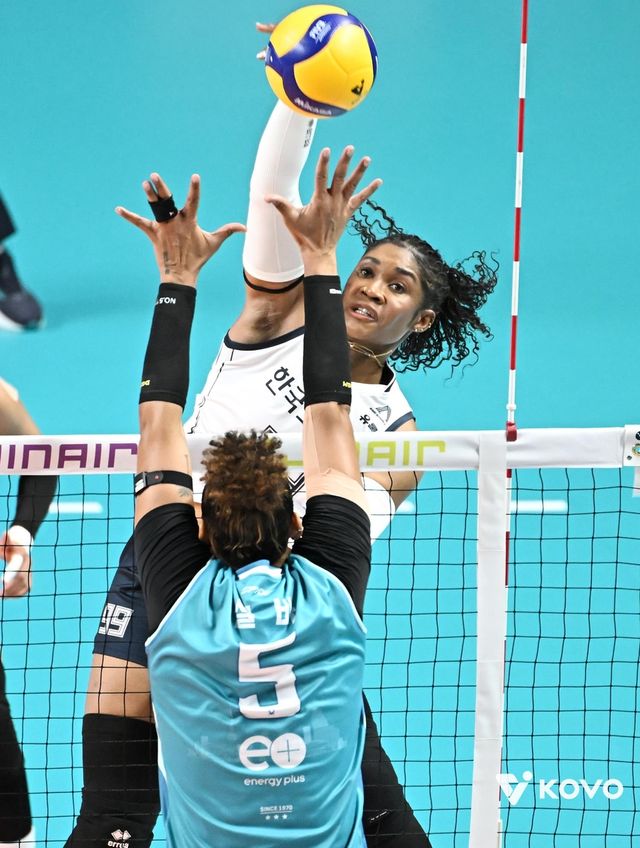  GS칼텍스의 실바(앞)를 앞에 두고 스파이크하는 도로공사의 모마(뒤쪽).