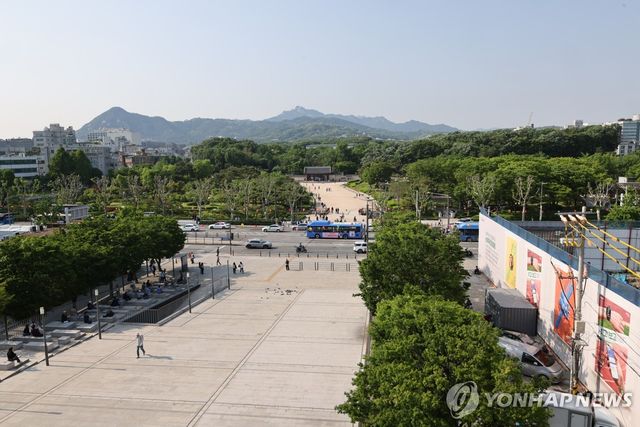 세운상가에서 본 종묘 공원과 종묘 