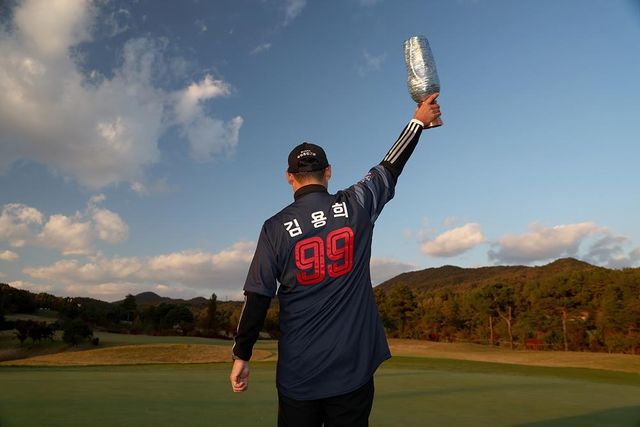 아버지 김용희 감독의 유니폼 입고 우승 트로피 드는 김재호