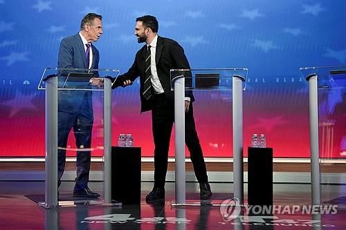 토론장에서 악수하는 맘다니 후보(오른쪽)과 쿠오모 후보