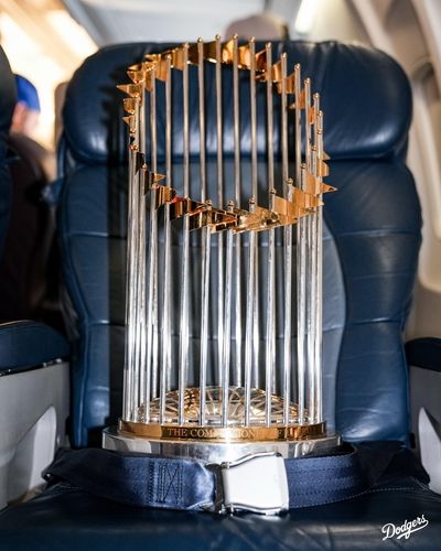 LA 향하는 전세기 한 자리 차지한 우승 트로피