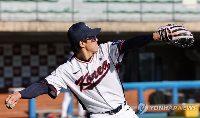 캐치볼 하며 몸 푸는 송성문