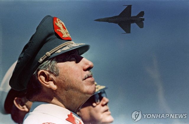 1988년 3월 14일 F-16 전투기 바라보는 아우구스토 피노체트