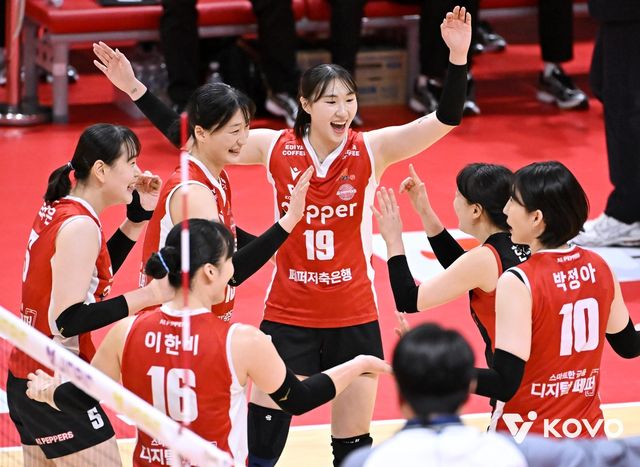 만년 최하위팀 설움을 딛고 창단 후 처음 선두로 나선 페퍼저축은행 선수들