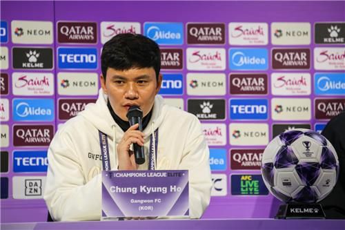 기자회견 하는 정경호 강원FC 감독.