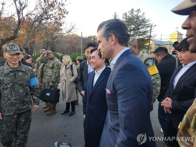DMZ JSA 인근 주한미군 기지서 만난 한미 국방장관