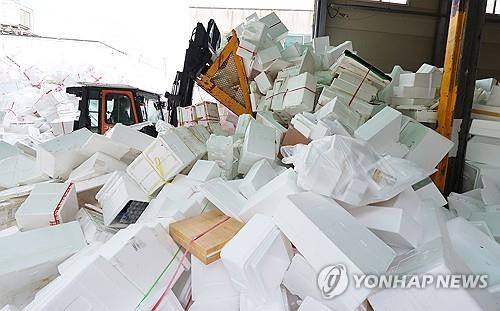 산처럼 쌓인 스티로폼