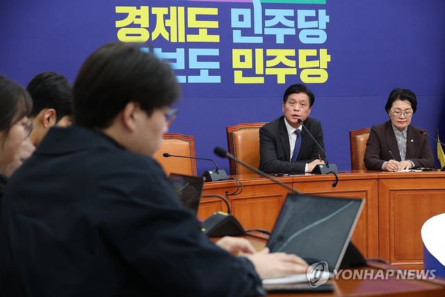 기자간담회 하는 조승래 사무총장