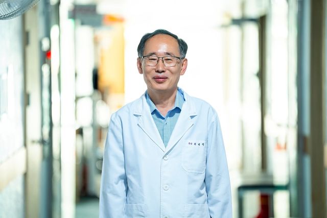 (서울=연합뉴스) 제5회 김우중 의료인 수상자로 선정된 최명석(64) 신안대우병원장. 최 원장은 18년간 전남 신안군 비금도와 도초도에 거주하는 섬 주민 약 6천3백명의 생명을 일선에서 지켜온 공로를 인정받았다. 2025.11.30. [대우재단 제공. 재판매 및 DB 금지]